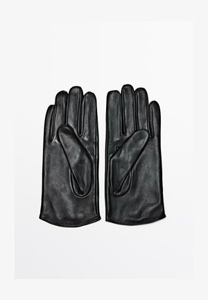 Czarne skórzane rękawiczki, o gładkiej teksturze, dopasowanym kroju i pięciu palcach z wzmocnionymi szwami, przedstawione na płaskim białym tle.