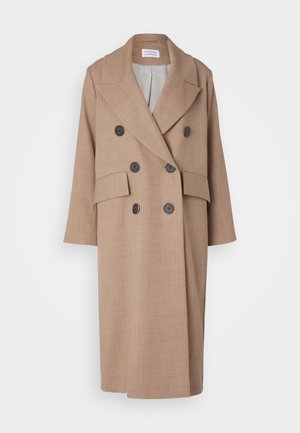 Manteau beige croisé en tissu texturé, avec larges revers, deux poches avant et boutons ronds foncés. Manches longues et longueur jusqu'aux genoux.