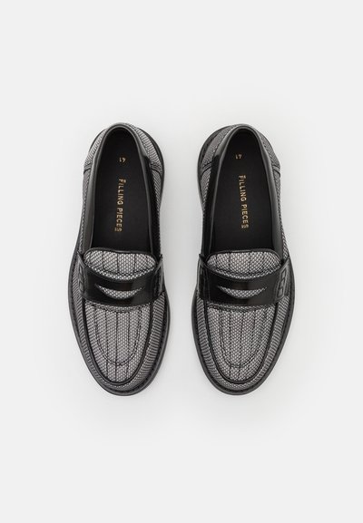 Schwarze und graue Slipper mit gewebtem Stoff und einem strukturierten Muster, einem glänzenden schwarzen Riemen und einem runden Zehendesign.