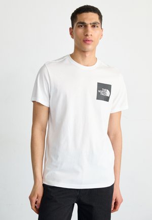 Tricou alb din bumbac cu guler rotund, având o buzunar pătrat negru pe care este scris în text alb logo-ul "THE NORTH FACE".
