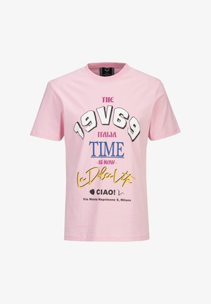 Lichtroze T-shirt met korte mouwen en meerkleurige tekst: "THE 19V69 ITALIA TIME IS NOW La Dolce Vita CIAO! Via Monte Napoleone 8, Milano."