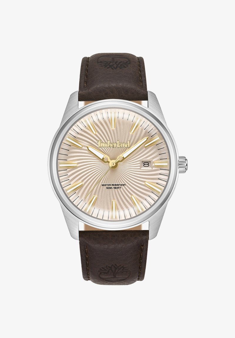 Timberland laikrodis su sidabro nerūdijančio plieno korpusu, smėlio spalvos raštuota ciferblatu, auksiniais valandų ženklais ir rudos odinės apyrankės su įspauduotu logotipu.