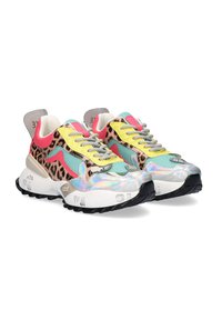 Zapatillas multicolores con estampado de leopardo, acentos iridiscentes, materiales de malla y sintéticos, y una suela negra acolchada.