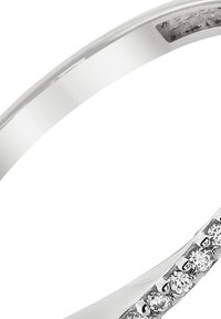 Bague en argent avec un anneau lisse, ornée d'une rangée de petites pierres claires sur un côté, mettant en valeur une finition polie et une texture subtile.