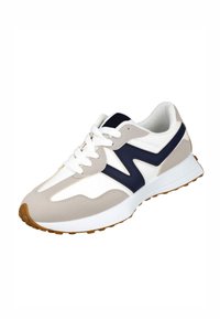 Zapatilla beige y blanca con acentos azul marino, parte superior sintética lisa, diseño con cordones, suela de goma y puntera redondeada.