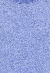 Heller blauer, gestrickter Pulloverstoff mit einem strukturierten, melierten Muster. Der runde Ausschnitt entspricht dem Design eines Standardpullovers.