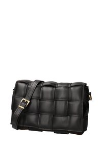 Borsa a tracolla in pelle nera con un design trapuntato. Presenta una lunga tracolla regolabile e dettagli in metallo dorato. Forma rettangolare.