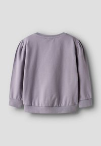 Lys lavendel genser med lange ermer, elastiske mansjetter og en tettsittende midje. Jevn tekstur, rund hals og mykt stoff.