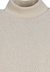 Cremfarbener Fleece-Stoff mit texturierter Oberfläche und hohem Kragen. Das Material wirkt weich und warm.