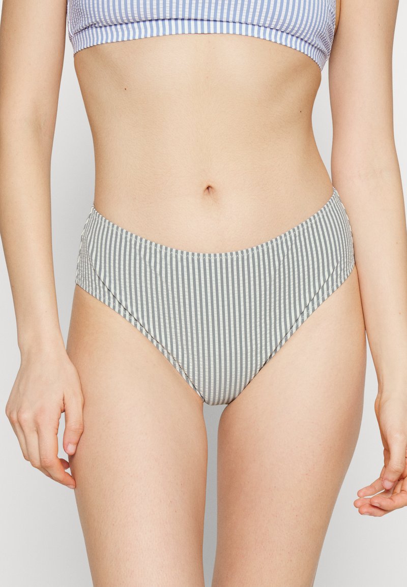 Cuecas de bikini de cintura alta em riscas verticais cinzentas e brancas, com uma textura suave e costuras curvas para um ajuste elegante.