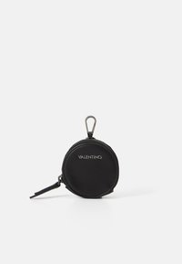 Porte-monnaie en cuir noir de forme circulaire, doté d'une fermeture éclair, d'un clip porte-clés et d'un logo de marque en relief sur le devant.