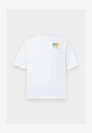 T-shirt en coton blanc avec un col rond et des manches courtes, arborant un graphique coloré d'une terre bleue et d'un soleil jaune sur le côté gauche de la poitrine.