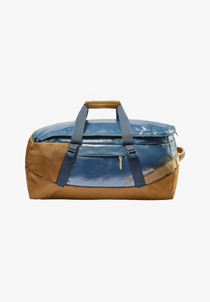 Sac de voyage avec une partie supérieure bleue et une partie inférieure marron. Dispose de poignées robustes et d'une poche zippée, fabriqué à partir de matériaux durables et texturés.