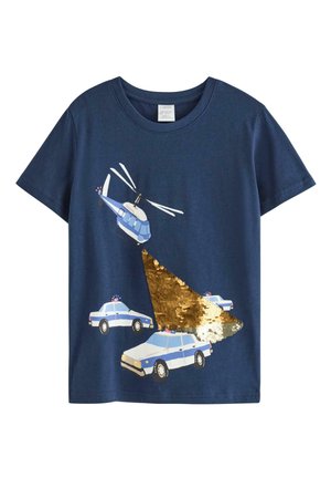 Mørkeblå børne-t-shirt med grafik af en blå helikopter og tre politibiler, der har en stor guld- og sølvpalietmærkat.