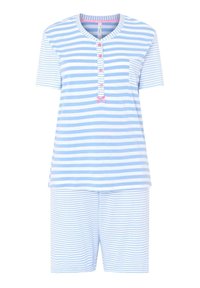 Conjunto de pijama a rayas azul claro y blanco que presenta una camiseta de manga corta con cuello redondo, botones rosas y pantalones cortos a juego con un patrón similar.