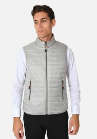 Gilet senza maniche grigio chiaro con design trapuntato, dotato di un collo alto, due tasche frontali con zip nera e arancione.