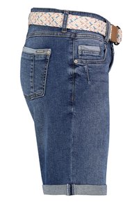 Denim-Shorts mit einem hellblauen und rosa gewebten Gürtel, umgeschlagenem Saum und Fünf-Taschen-Design, das einen leichten Farbverlauf auf dem Stoff aufweist.