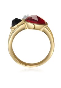 Anillo de oro con tres piedras preciosas facetadas: una piedra roja en forma de pera, una piedra negra y un diamante transparente. Acabado liso y pulido.