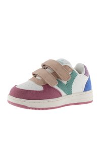 Sneaker bianco con accenti in suede rosa, verde e blu. Presenta due cinturini in velcro beige, punta perforata e suola rosa.