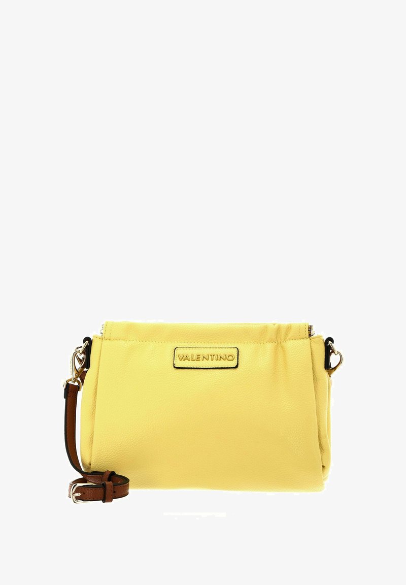 Sac à main en cuir jaune avec une finition texturée, fermeture zippée sur le dessus, bandoulière réglable marron et plaque logo dorée sur le devant.