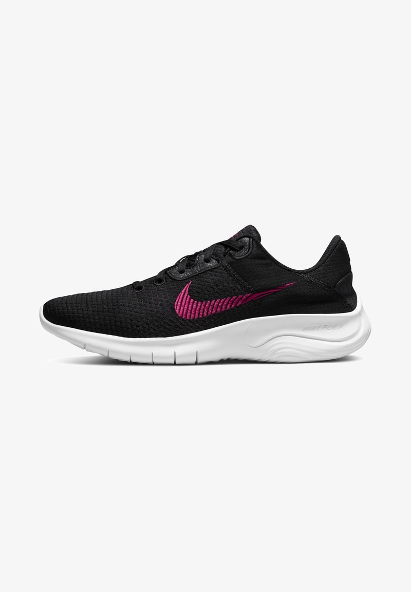 Černé běžecké boty Nike s růžovým logem swoosh a bílou flexibilní podrážkou, boční pohled na bílém pozadí.