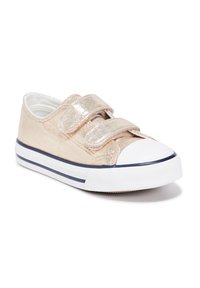 Zapatilla metálica dorada con dos tiras de Velcro, punta de goma blanca y franjas azules a lo largo de la suela. Textura suave y diseño casual.