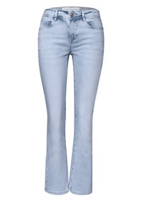 Jean taille haute bleu clair avec légère évasement, poches avant, fermeture par bouton, et détails légèrement délavés sur les cuisses.