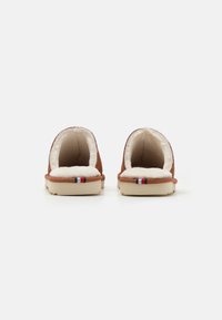 Tommy Hilfiger ELEVATED COMFORT HOME SLIPPER - Tøfler - cognac brown
