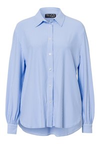 Lichtblauw overhemd met verticale witte strepen, zacht materiaal, afgeronde zoom en lange gebolde mouwen met gestreepte manchetten. Merklint zichtbaar.