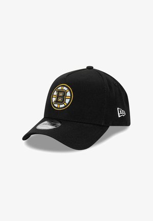 Schwarze Baseballmütze mit einem gebogenen Schirm, mit einem runden, in Gold und Weiß gestickten Boston Bruins-Logo auf der Vorderseite.