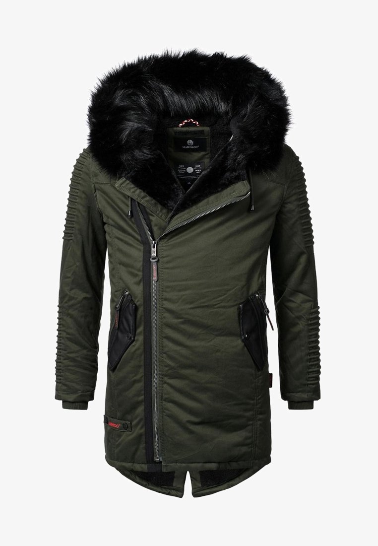 Grön parka-jacka med huva av konstpäls, flera fickor med dragkedja, texturerade axelpaneler och en längre baksöm. Har svarta accenter.