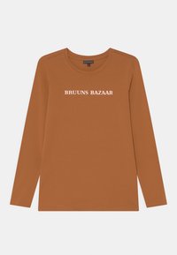 T-shirt de mangas longas castanho, feita de tecido macio. Apresenta um decote redondo e o texto "BRUUNS BAZAAR" em branco na parte frontal.