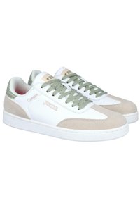 Zapatillas blancas y beige con cordones verdes, detalles de ante y un logotipo circular en relieve en el lateral; parte superior de cuero suave con una suela de goma.