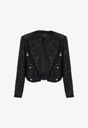 Fekete, rövid fazonú kabát texturált anyagból, szórt flitterekkel díszítve és dupla gombolással záródik. Bojtokkal díszített nyakkivágással és mandzsettákkal rendelkezik.