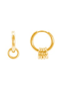 Orecchini a cerchio in oro con una finitura liscia e lucida; un orecchino con un design a semplice anello e l'altro con tre anelli interconnessi.