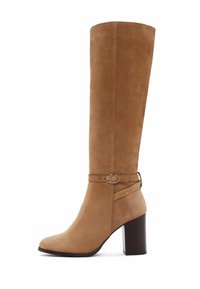 Stivale marrone in suede alto fino al ginocchio con tacco a blocco, dotato di un'accortezza con cinturino e dettaglio con fibbia, texture liscia e punta arrotondata.