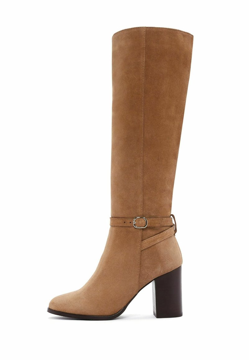 Stivale marrone in suede alto fino al ginocchio con tacco a blocco, dotato di un'accortezza con cinturino e dettaglio con fibbia, texture liscia e punta arrotondata.