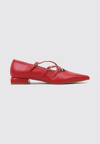 Bailarinas de cuero rojo con punta afilada, que presentan dos correas ajustables con hebillas metálicas redondas y un tacón cuadrado bajo.