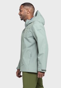 Hellgrüne, wasserdichte Jacke mit Kapuze, durchgehendem Reißverschluss und seitlichen Taschen. Verfügt über eine glatte Textur und dezentes Branding auf der Schulter.