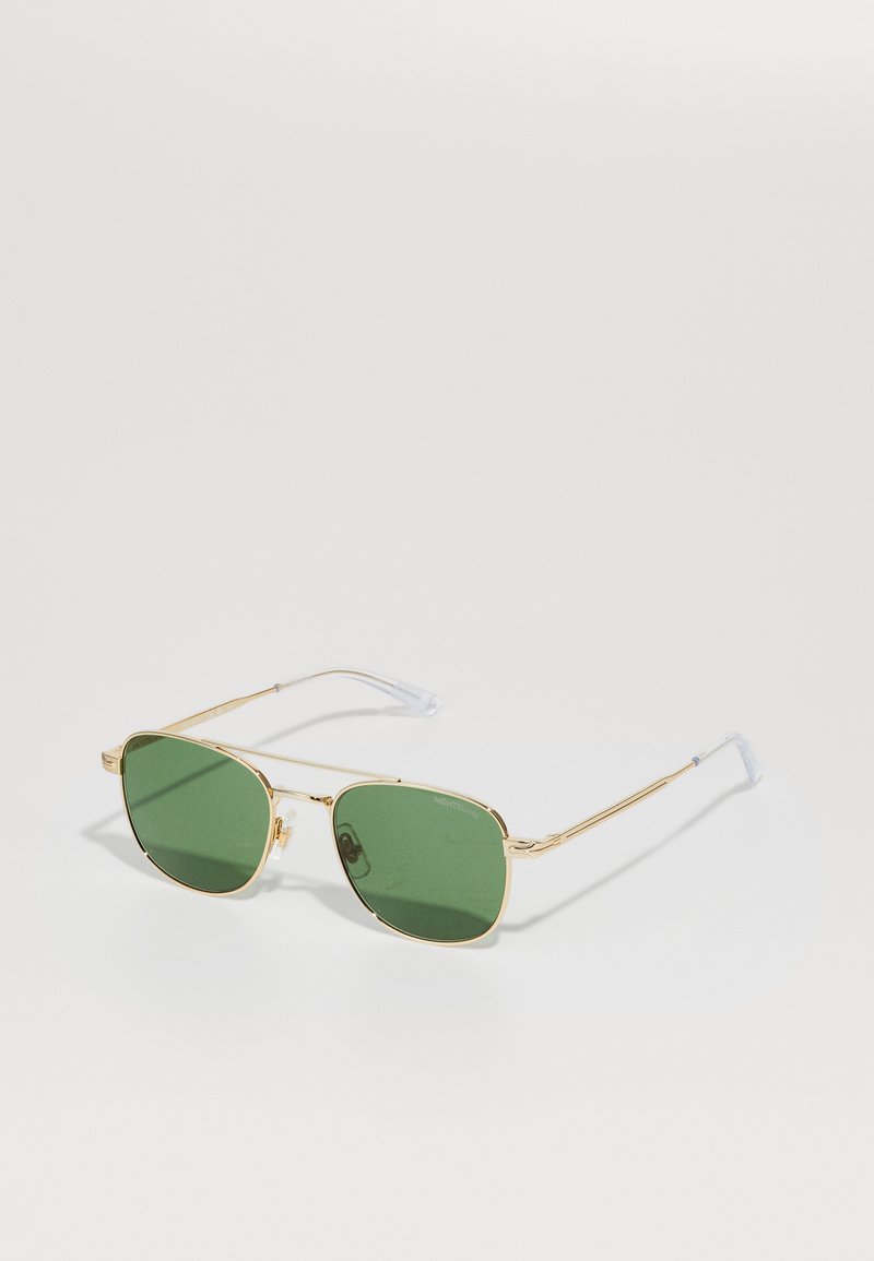 Ochelari de soare cu cadru de metal aurit, lentile verzi, formă rectangulară, brațe subțiri, vârfuri din plastic transparent și branding subtil pe cadru.