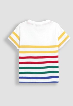 Hvid kortærmet t-shirt med vandrette striber i gul, rød, grøn og blå. Glat stof med en klassisk rund halsudskæring.