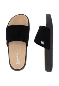 Sandales à glissière en daim noir avec une large bride supérieure, semelle intérieure en cuir tan rembourrée et semelle en caoutchouc noir texturé. Logo Rieker sur la partie supérieure.
