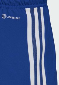 Blauwe sportshorts met een meshstructuur en drie verticale witte strepen. Bevat een Aeroready-logo nabij de tailleband.