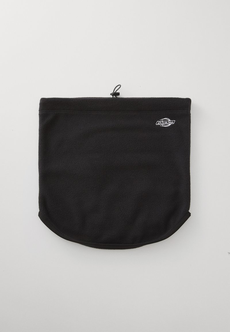 Svart fleece halsvarmer med en buet nedre kant og en snor på toppen. Har Dickies-logoen på forsiden.