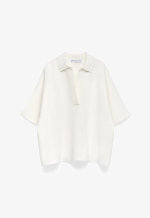 Witte polo met een zachte textuur, korte mouwen en een halve knoopsluiting. Heeft een klassieke kraag en een relaxte pasvorm.