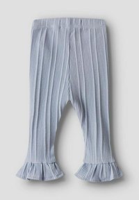 Jasnoniebieskie prążkowane legginsy z rozszerzaną lamówką. Posiadają elastyczny pas i pionowy wzór pasków na całej powierzchni. Miękka tekstura tkaniny.