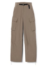 Beige cargobroek met een relaxte pasvorm, voorzien van twee zijzakken, twee cargozakken, een zwarte riem en ritsen bij de enkels. Gemaakt van een lichtgewicht stof.