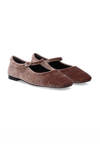 Zapatos planos Mary Jane de terciopelo marrón con punta cuadrada, tacón plano y una hebilla decorativa en la parte del empeine. Textura suave en toda la superficie.