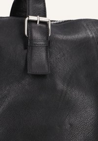 Zwarte leren tas, zachte textuur, ritsluiting, zilverkleurige hardware, versterkte handgreep aan de bovenkant, gedetailleerde stiksels, licht gepebbelde afwerking.