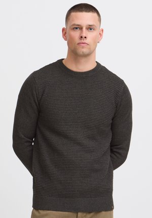 Suéter gris oscuro con un patrón texturizado de canalé, escote cuadrado y mangas largas. La tela parece tejida, con un dobladillo ajustado en la cintura.